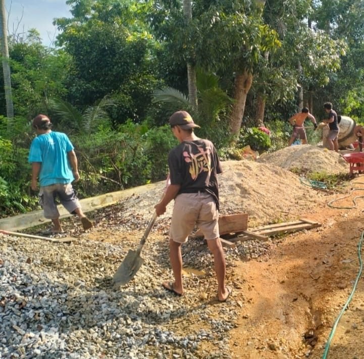 Gotong Royong Membangun Saluran Air